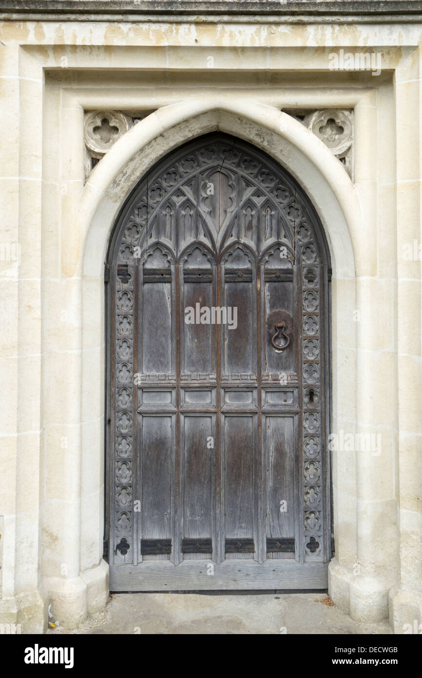 Eine alte und reich verzierten geschnitzten hölzernen Außentür in der Seitenwand einer mittelalterlichen Kirche in Hadleigh, Suffolk, England. Stockfoto