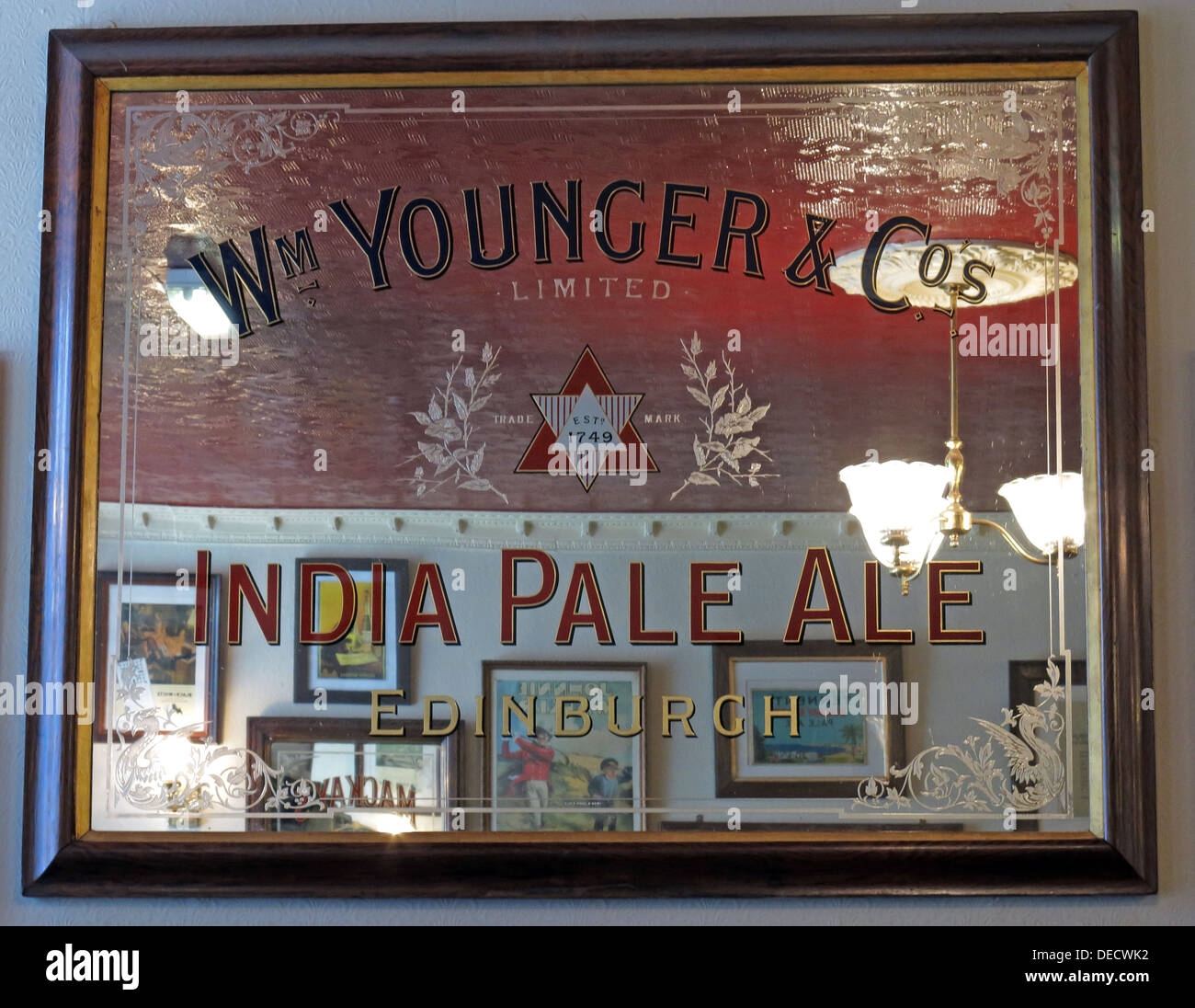 WM Younger & Cos India Pale Ale Mirror, Bow Bar, 80 West Bow, Victoria St, Edinburgh, SCHOTTLAND, GROSSBRITANNIEN, EH1 2HH Stockfoto