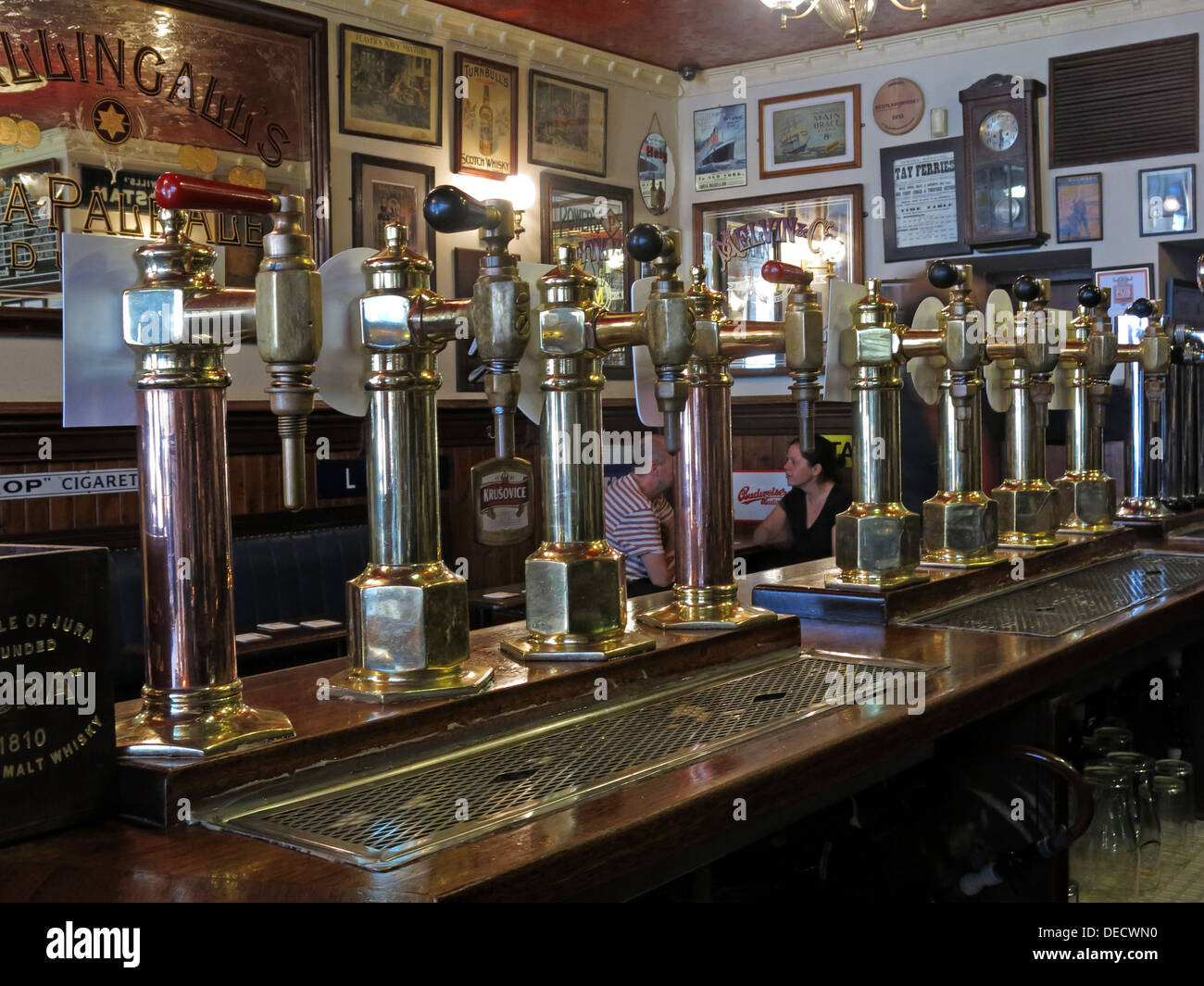 Traditionelle Ale Pumpen an der Bogen-Bar, Victoria Street, Edinburgh, Scotland, UK Stockfoto