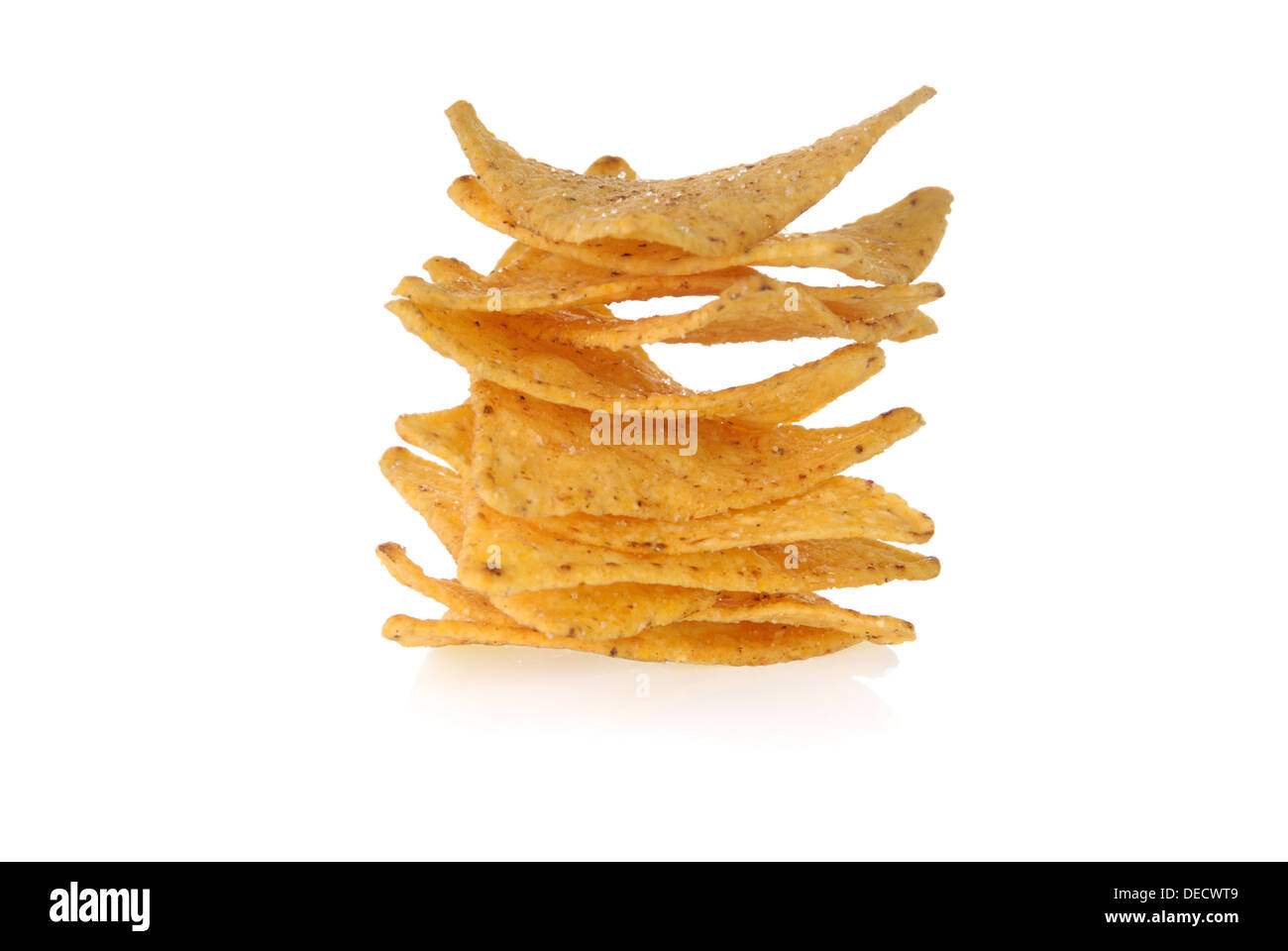 Stapel Tortillachips auf weißem Hintergrund Stockfoto