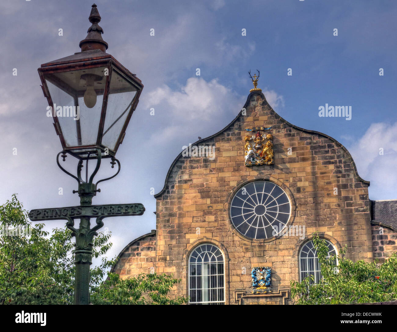 Canongate Kirk Kirche Edinburgh Royal Mile, Schottland, UK außen & alten Princes Street Gaslampe Stockfoto