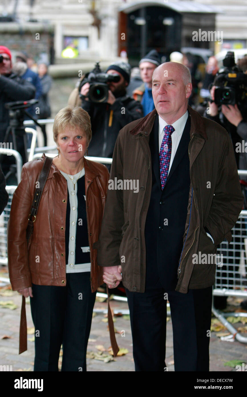 Sally (L) und Bob (R) Dowler Eltern ermordet 13 jährige Engländerin, Amanda Jane "Milly" Dowler kommen an die Königin Elizab Stockfoto