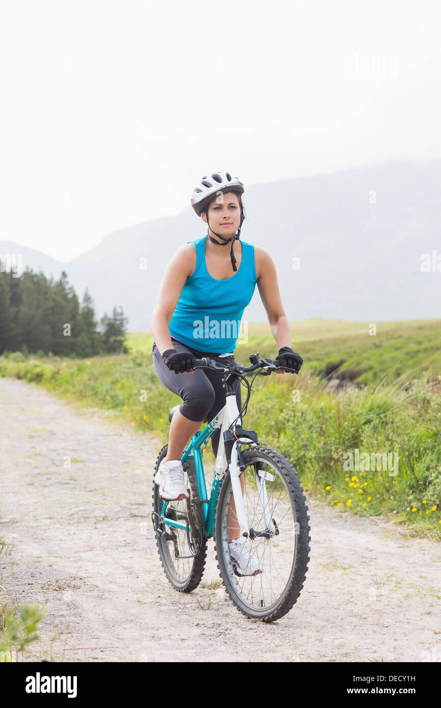 Fit Woman auf Mountainbike Stockfoto