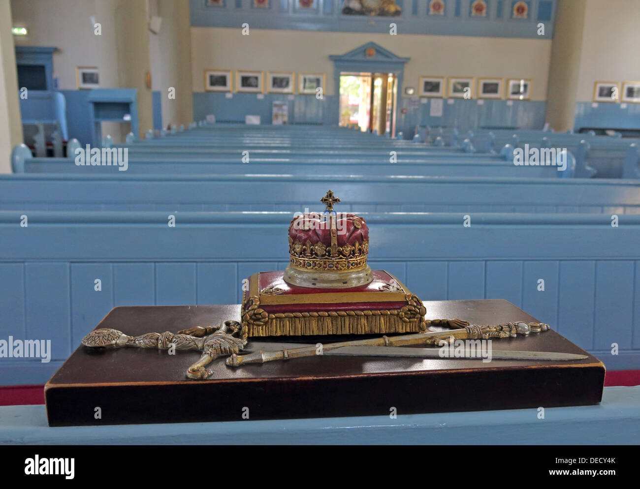 Krone auf Kissen im Canongate Kirk Kirche Edinburgh Royal Mile, Schottland, UK Interior Stockfoto