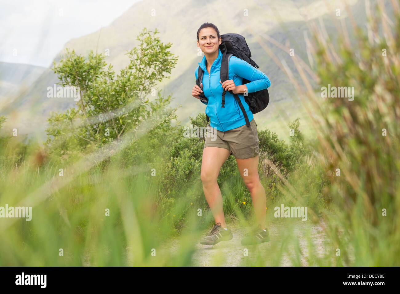 Weibliche Wanderer mit Rucksack wandern und lächelnd Stockfoto