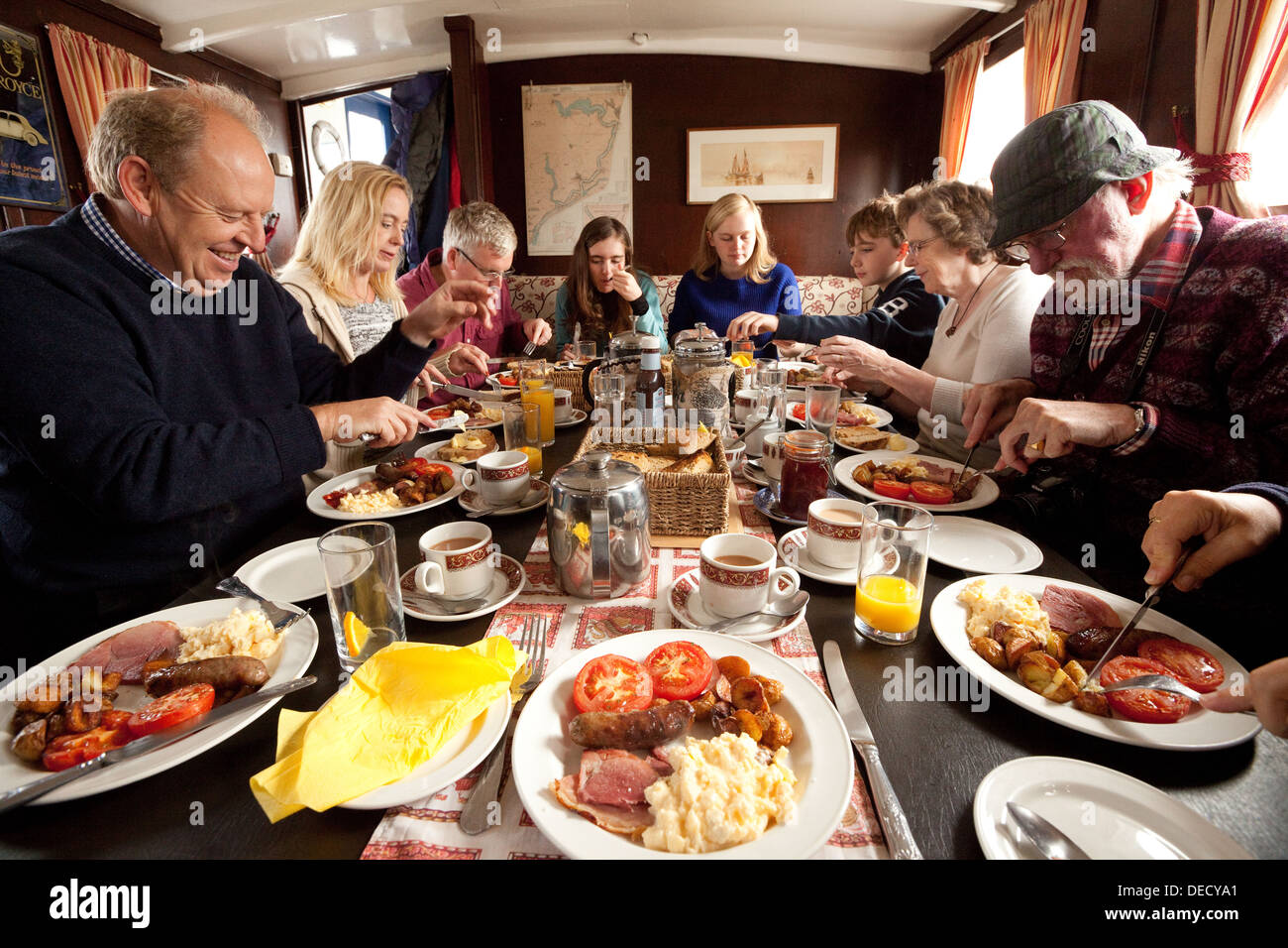 Eine Gruppe von Menschen, die Essen ein gebratenes komplettes englisches Frühstück, Suffolk UK Stockfoto