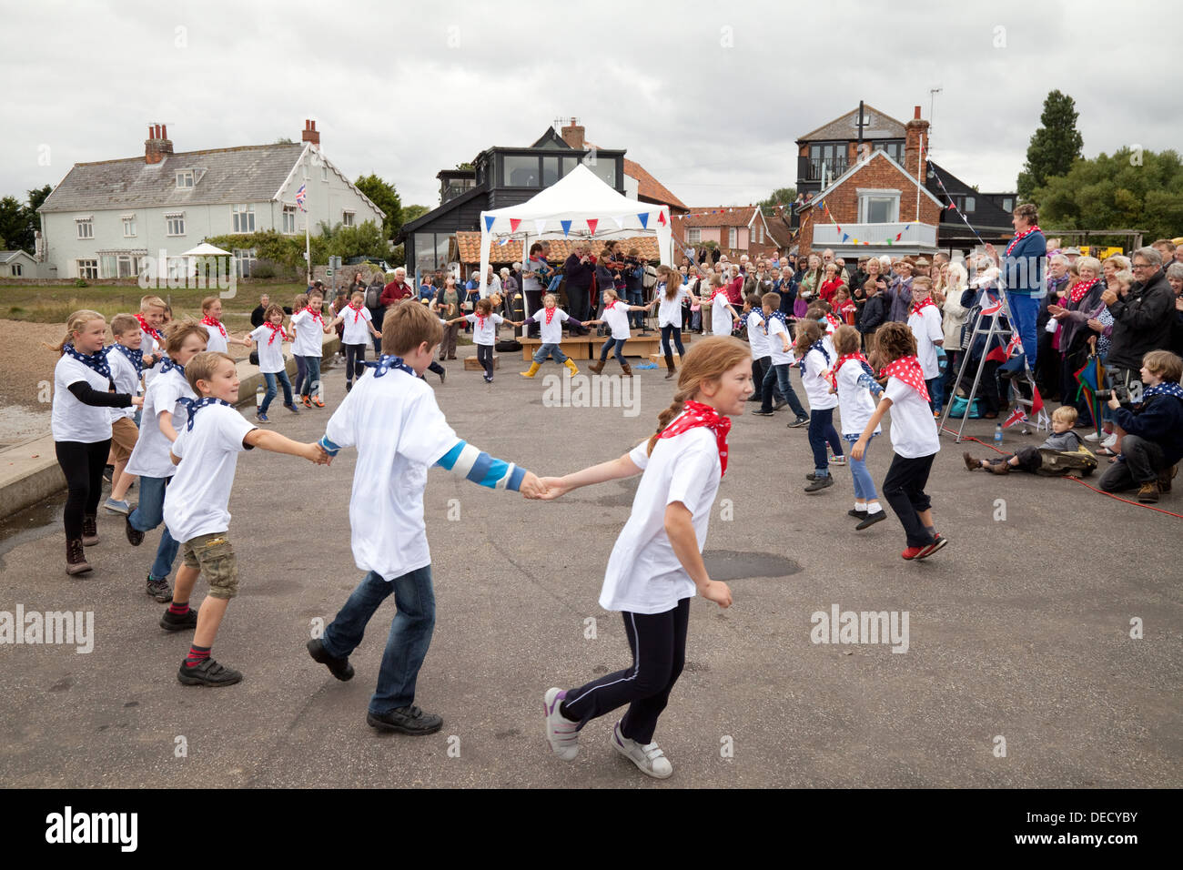 Kinder tanzen auf einer Messe, Orford, einem Dorf Suffolk England UK Stockfoto