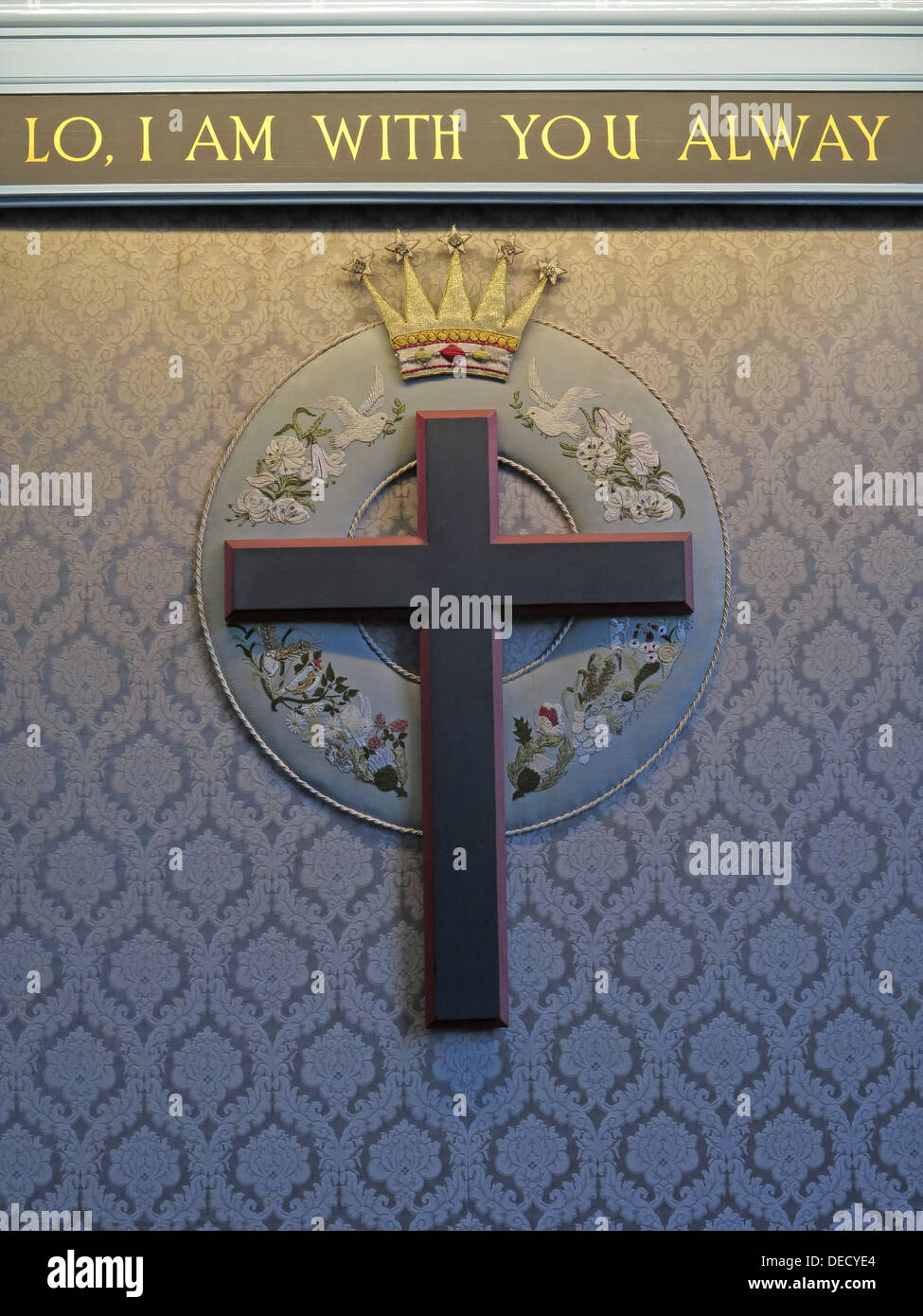 Lo bin ich immer bei euch, Kreuz an der Canongate Kirk, Royal Mile, Altstadt von Edinburgh, Scotland, UK Stockfoto