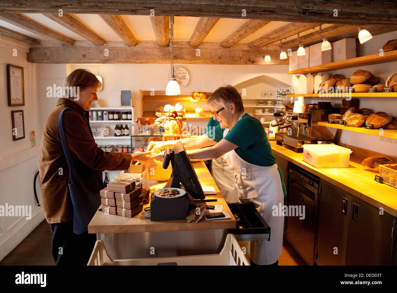 Menschen kaufen Brot an der Pumpe Street Bakery Shop, Orford Dorf Suffolk UK Stockfoto
