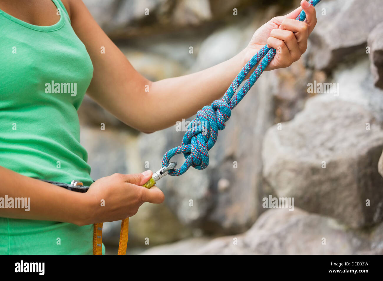 Weibliche Kletterer Kabelbaum anpassen Stockfoto