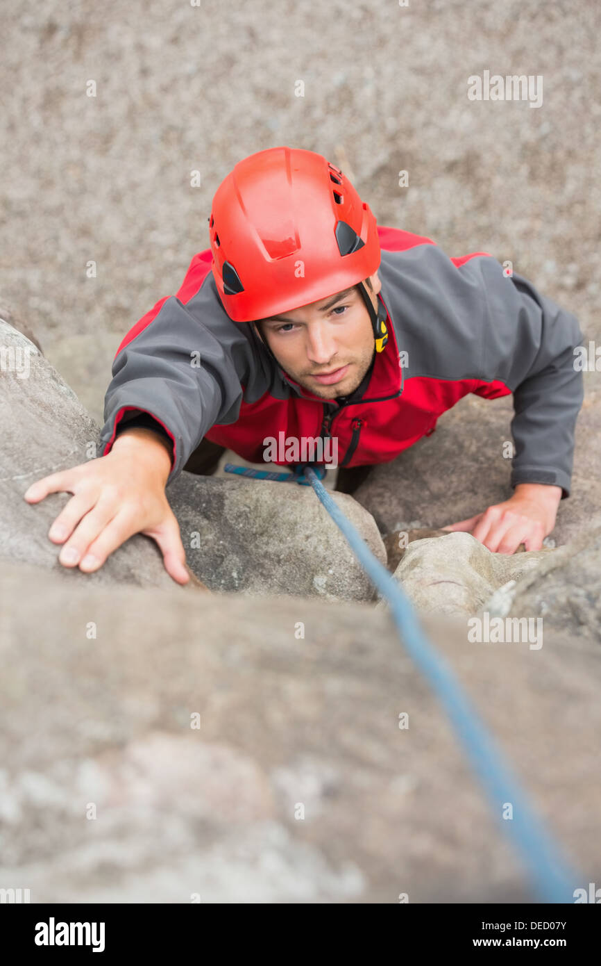 Fokussiert Man Felswand klettern Stockfoto