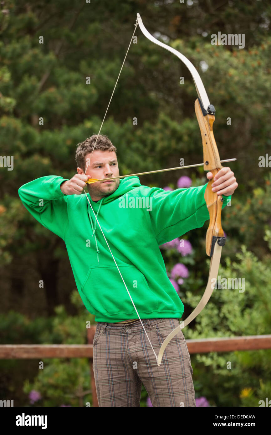 Fokussiert Man Bogenschießen üben Stockfoto