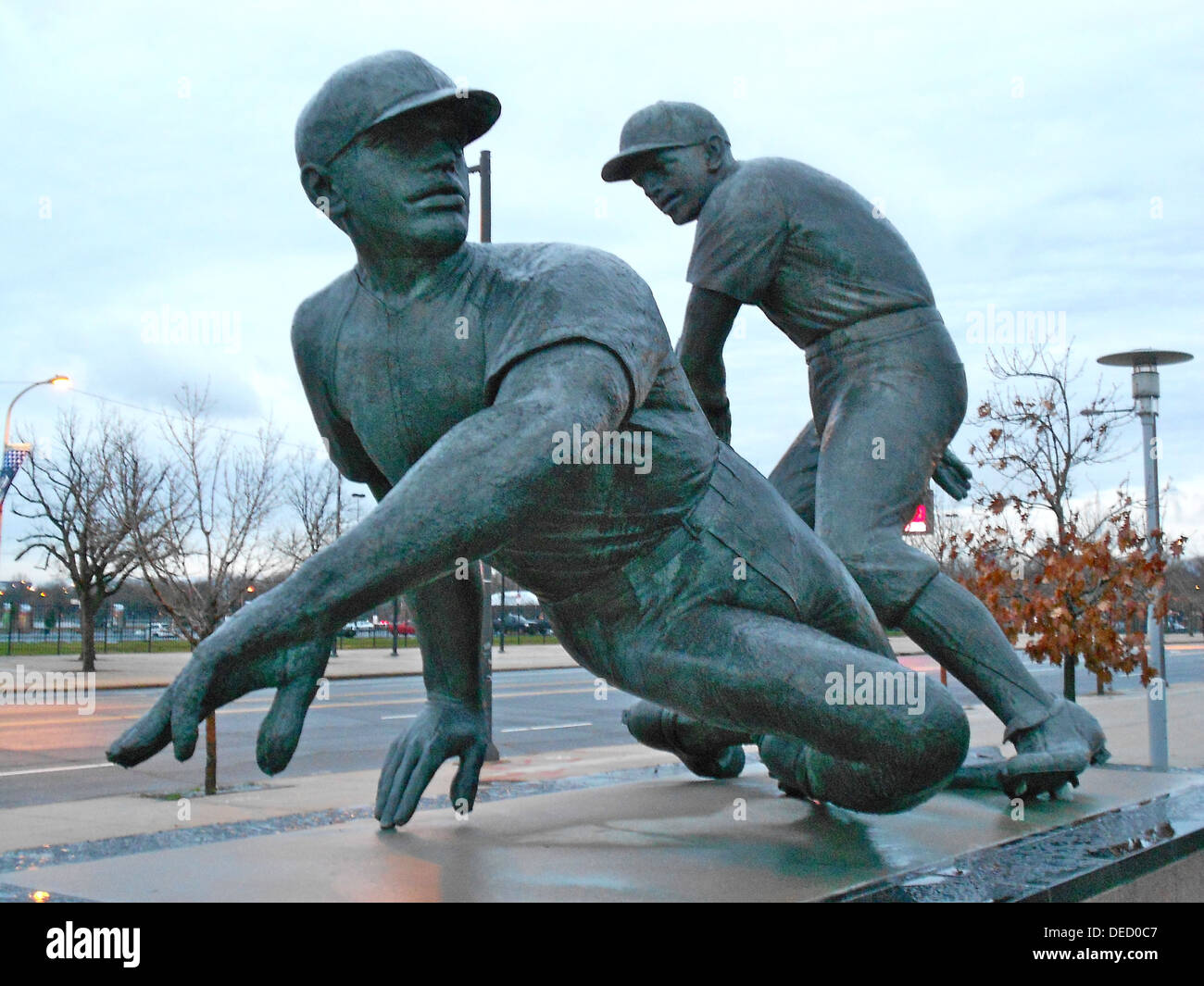 Spielen Sie am zweiten Base von Joe Brown (Bildhauer) im Jahr 1974 im Veterans Stadium, "zog" Citizens Bank Park installiert. Bronze-Skulptur; Betonsockel. SIRIS Referenz IAS PA000185. Stockfoto