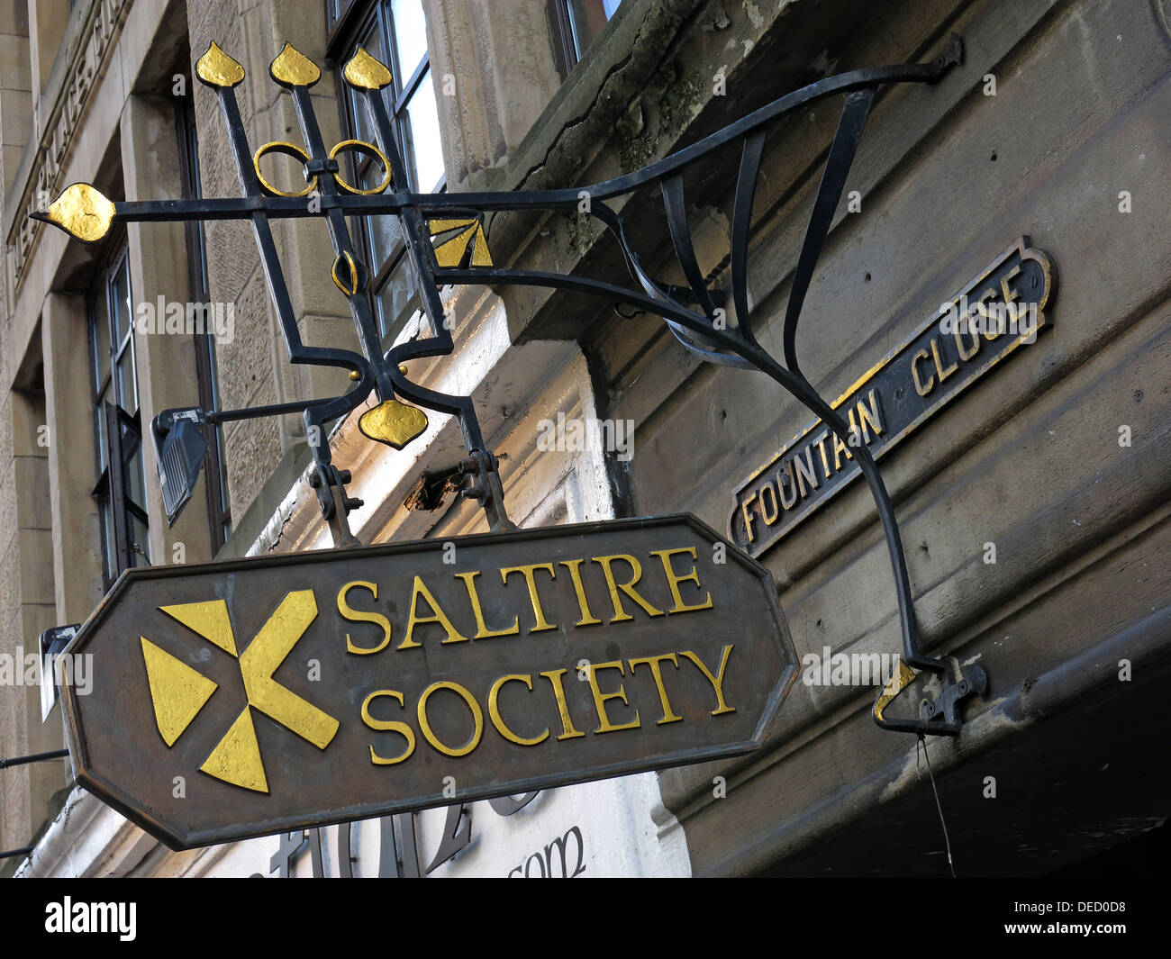 Saltire Society Zeichen & Büro Brunnen enge hohe St Royal Mile Edinburgh City Schottland, Vereinigtes Königreich Stockfoto