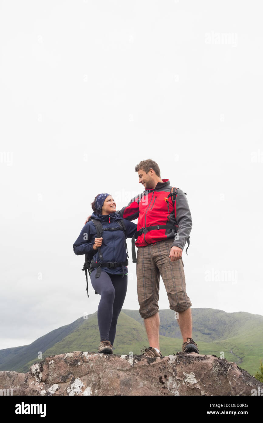 Paar steht auf einem Felsen umarmt Stockfoto