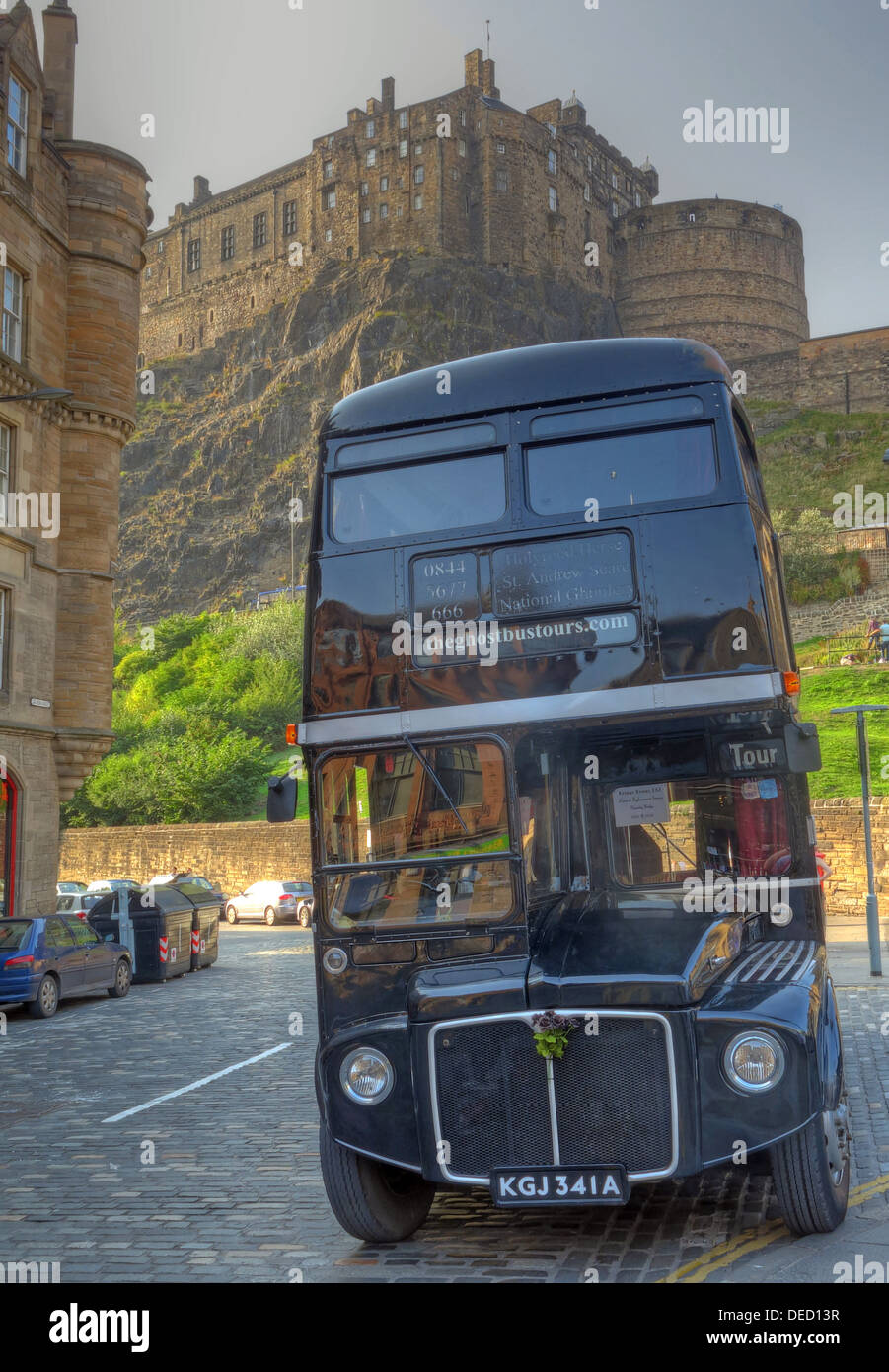 Der schwarze London Necrobus, Ghost Tours, in Edinburgh, Schottland, Großbritannien, mit der Altstadt Burg dahinter. Stockfoto