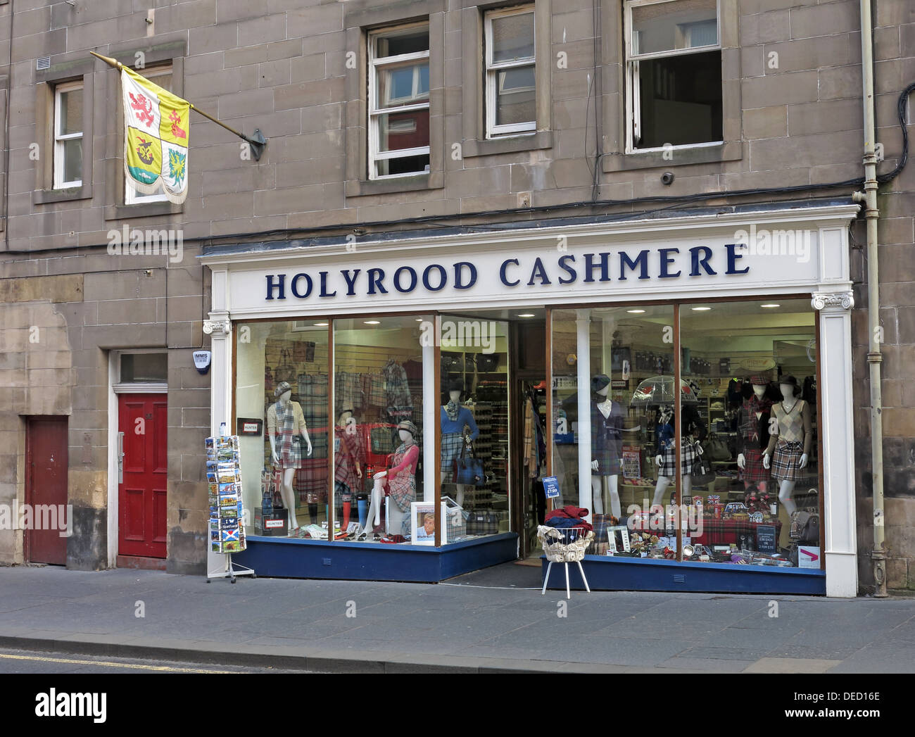 Holyrood Cashmere Shop, Flying a flag of Royal Standards, Royal Mile, Edinburgh, Schottland, Großbritannien Stockfoto