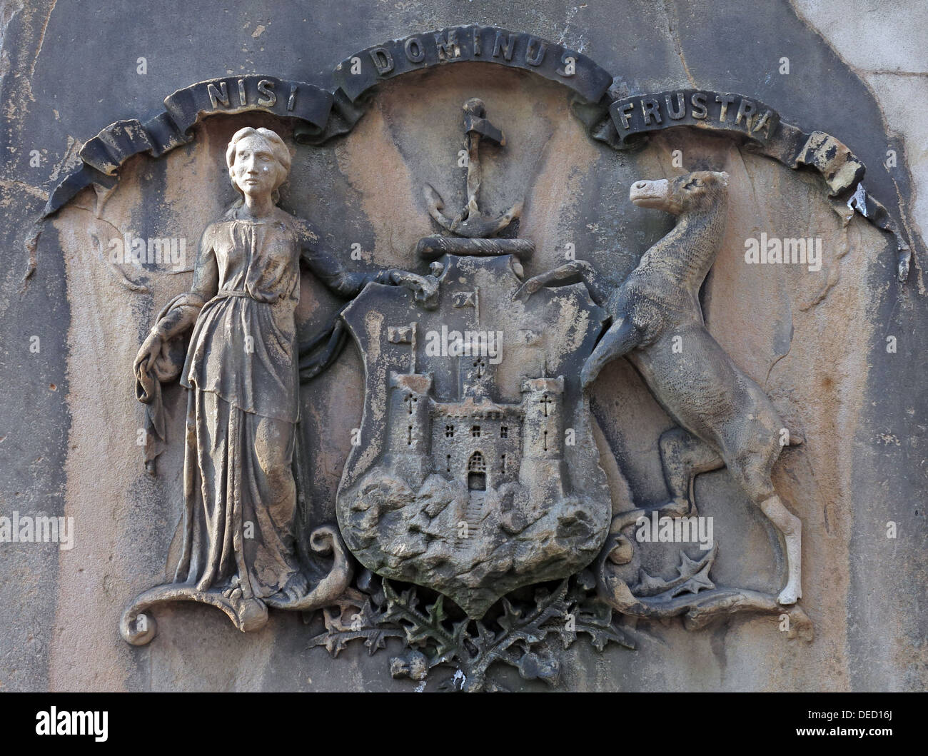 Nisi Dominus Frustra, das Wappen von Edinburgh, am steinernen Brunnen der Stadt, Schottland Stockfoto