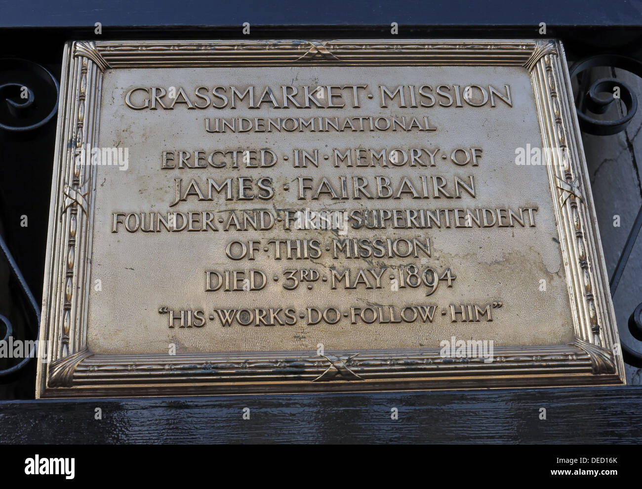 Plaque, Grassmarket Mission, errichtet zum Gedenken an James Fairbairn, Edinburgh, Schottland, Großbritannien Stockfoto