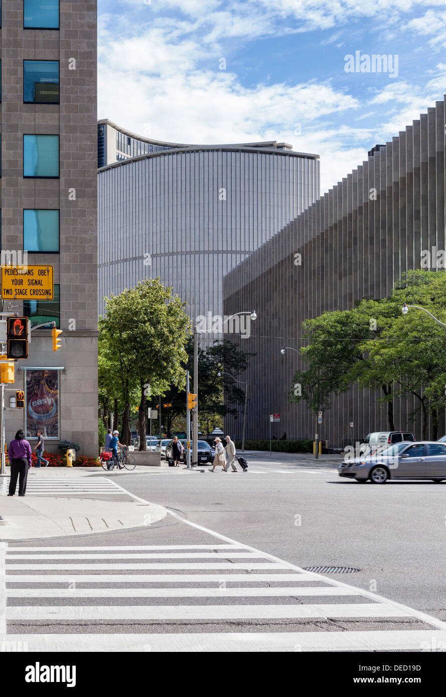 Fußgängerüberweg über University Ave mit Superior Court of Justice auf der rechten und neue Rathaus hinter - Toronto Stockfoto