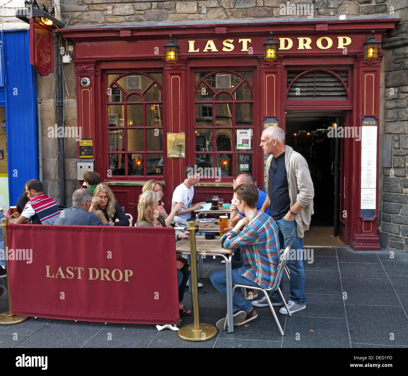 Essen und Trinken außerhalb des Last Drop Pub, Tourist Bar, Grassmarket, Edinburgh, Schottland, UK, EH1 2JR Stockfoto