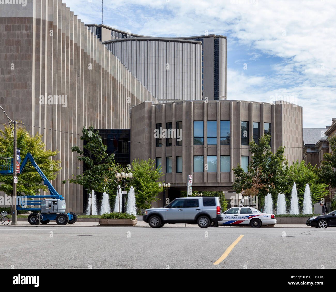 Superior Court of Justice, Brunnen und geparktes Polizeiauto mit neuen Rathaus im Hintergrund - University Avenue, Toronto Stockfoto
