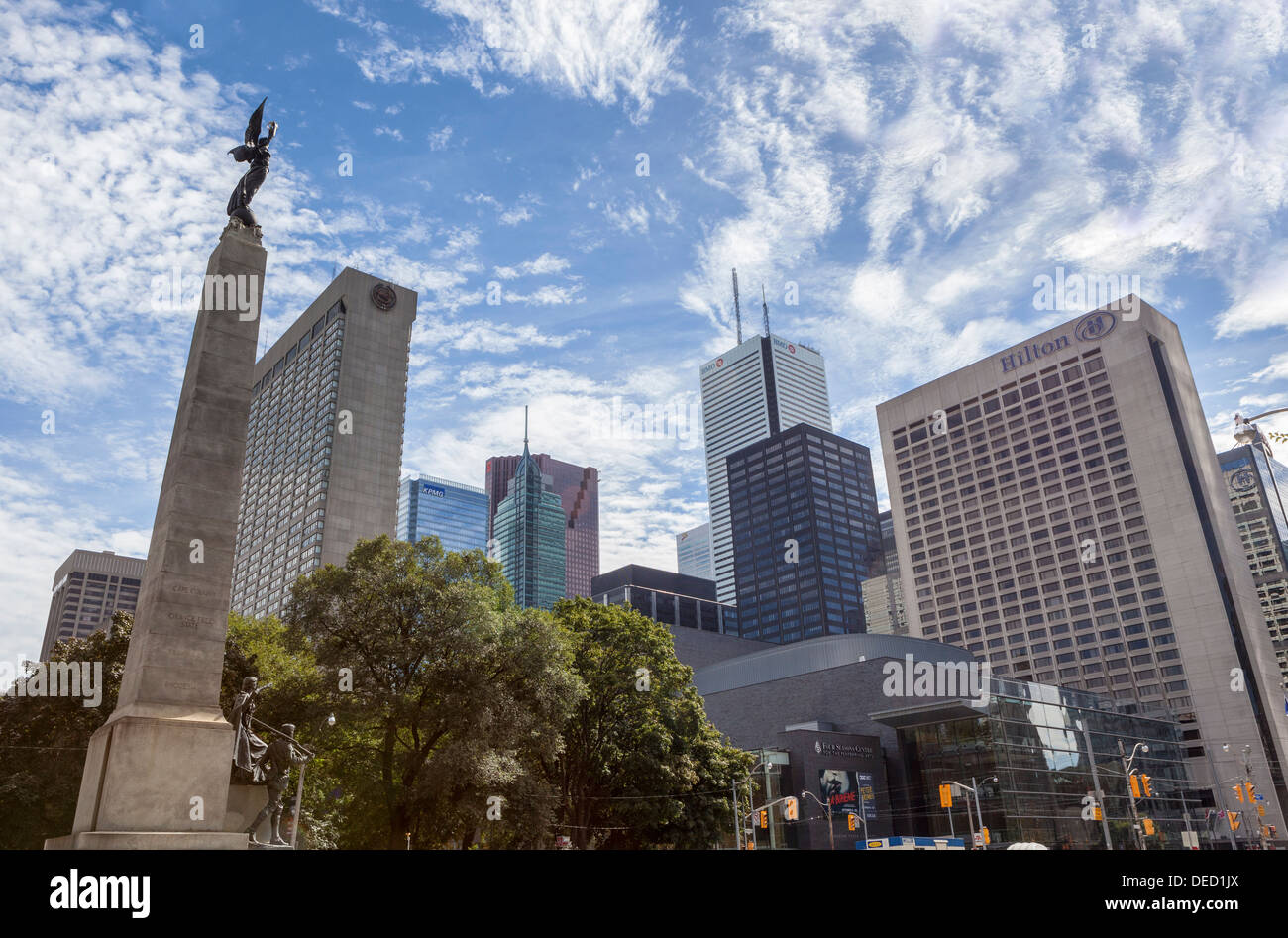 Geflügelte Figur auf südafrikanischen Kriegerdenkmal und modernen Wolkenkratzern, BMO, Sheraton Hotel, Hilton Hotel, KPMG-Gebäude - Toronto Stockfoto