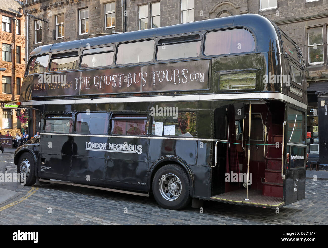Der schwarze London Necrobus, Geisterbustouren, in der Altstadt von Edinburgh, Schottland, Großbritannien, EH1 Stockfoto