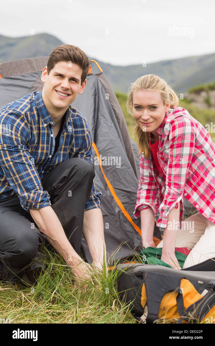 Glückliches Paar pitching ihre Zelt zusammen Stockfoto