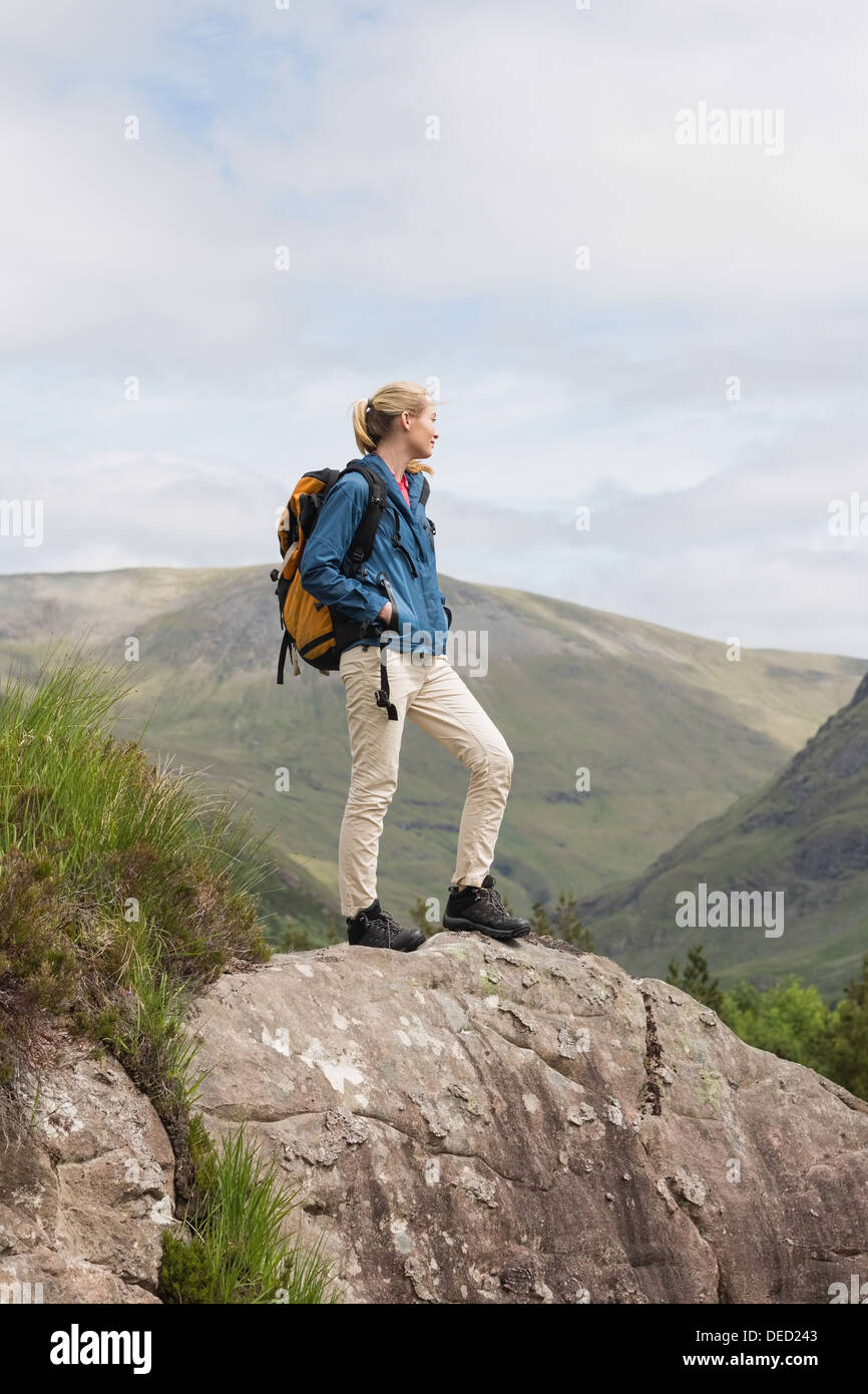 Frau auf Felsen bewundern die Aussicht Stockfoto
