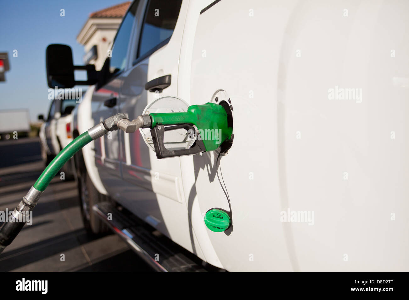 Chevy Truck mit Diesel an der Tankstelle - USA Stockfoto