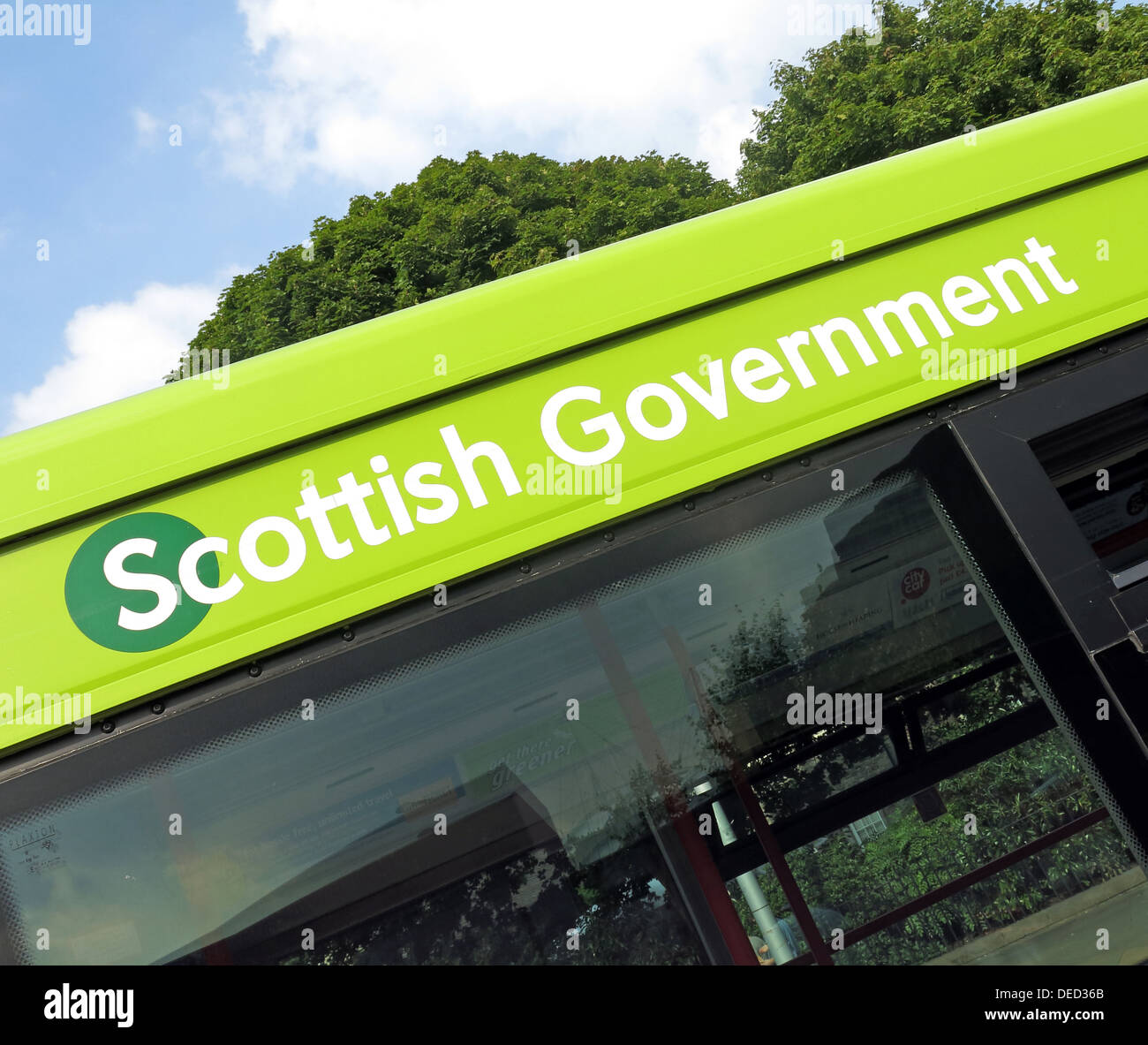 Bus vor dem das schottische Parlament / Regierung in Edinburgh das wäre Heimat der ein unabhängiges Schottland Stockfoto