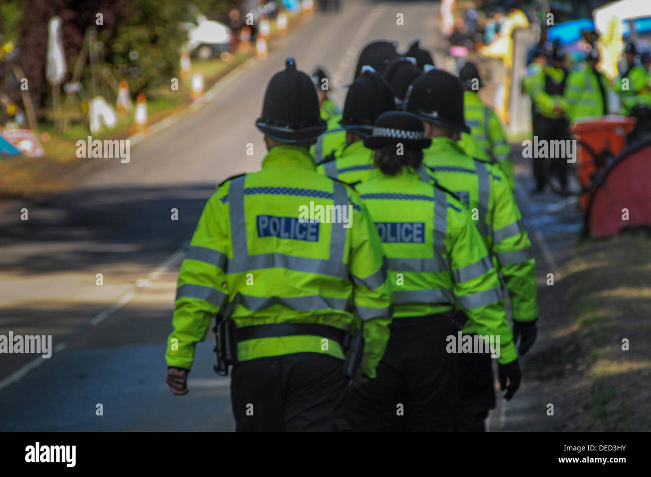 Balcombe, West Sussex, UK.16th September, 2013. Polizisten begleiten Sie Kolleginnen und Kollegen am Cuadrilla Seite Eingang zum Jahresbeginn eine weitere Verschiebung. . Umweltschützer freute sich nach heutigen von West Sussex County vor dem High Court aufgrund fehlerhaften Fall, sie von der Straße Seite Camp zu vertreiben ist fehlgeschlagen.  Bildnachweis: David Burr/Alamy Live-Nachrichten Stockfoto
