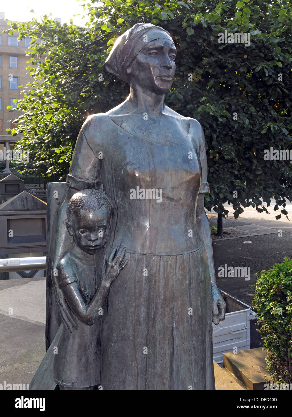 Skulptur von Frau und Kind von Anne Davidson von 1986, Edinburgh Schottland, Vereinigtes Königreich Stockfoto