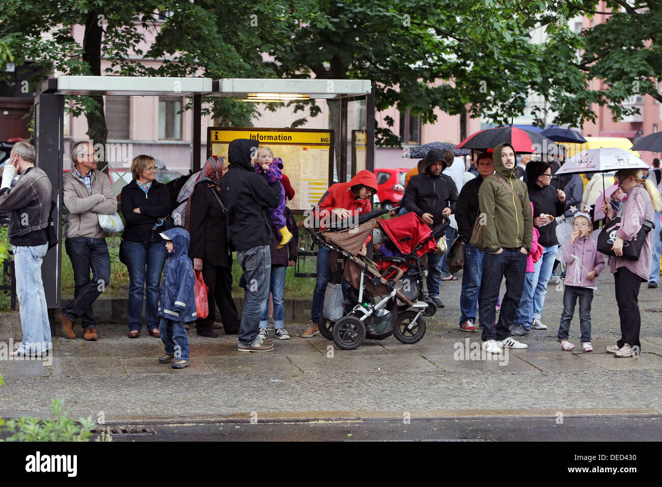 Berlin, Deutschland, Menschen im Regen an einer Bushaltestelle auf den Bus warten Stockfoto
