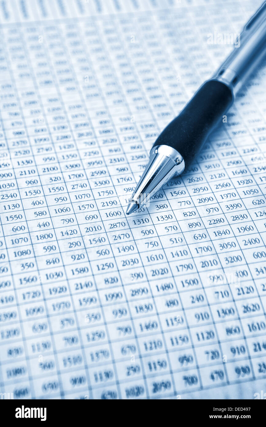 Kugelschreiber und Tabelle mit Zahlen, Business Office-Hintergrund. Stockfoto