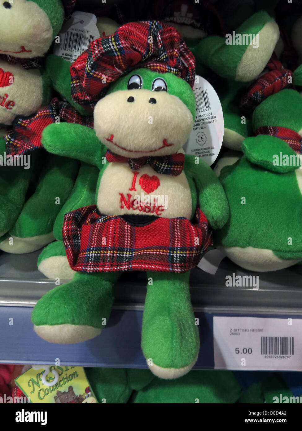 Ich liebe Nessie grüne Puppe mit Sporran, Edinburgh Schottland Stockfoto