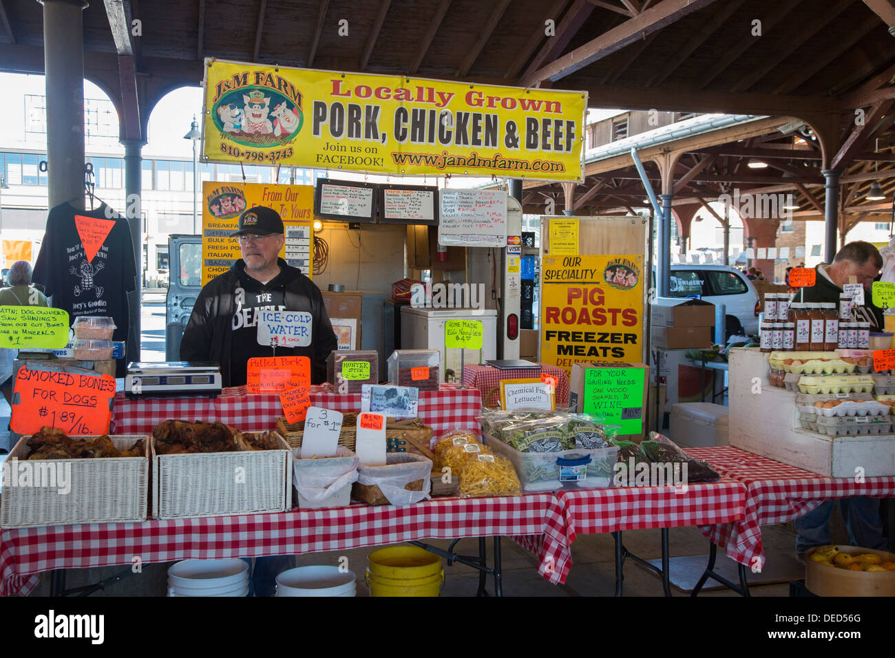 Detroit, Michigan - ein Landwirt verkauft einheimisches Fleisch am osteuropäischen Markt, Detroits wichtigsten Bauern Markt. Stockfoto