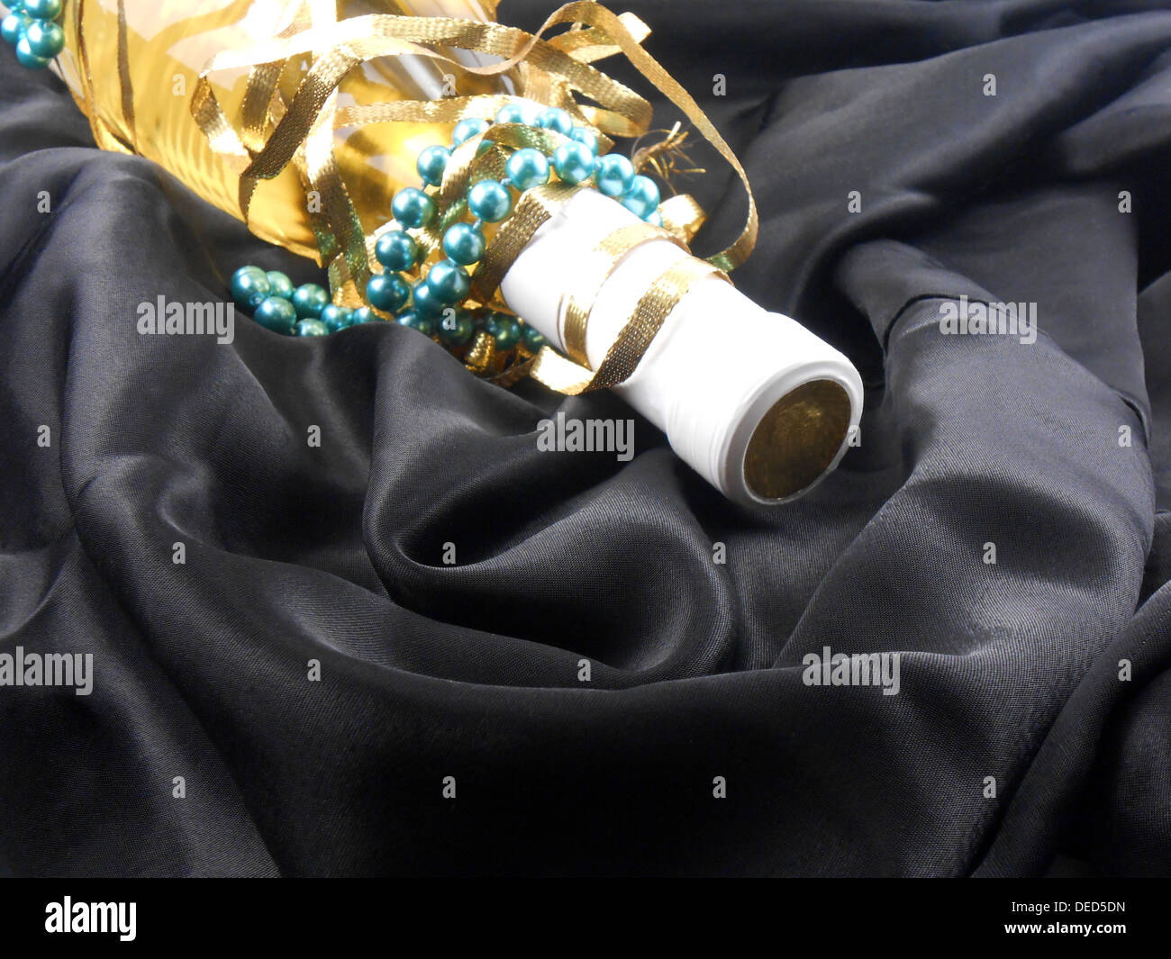 Flasche Champagner Wein mit blauen Diamanten auf schwarzem Hintergrund material Stockfoto