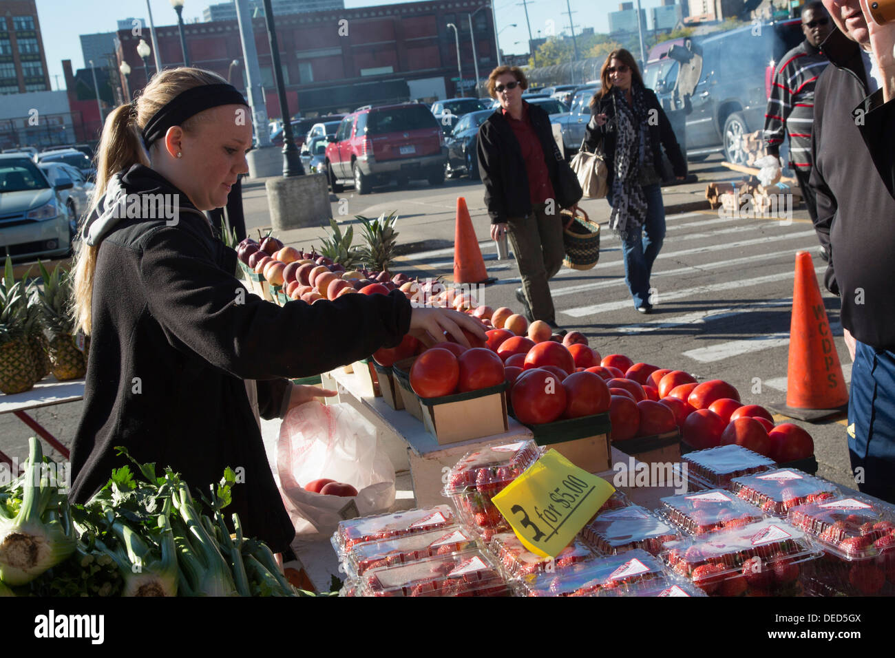 Detroit, Michigan - eine Frau ordnet Tomaten zu verkaufen am östlichen Markt, Detroits Großbauern. Stockfoto
