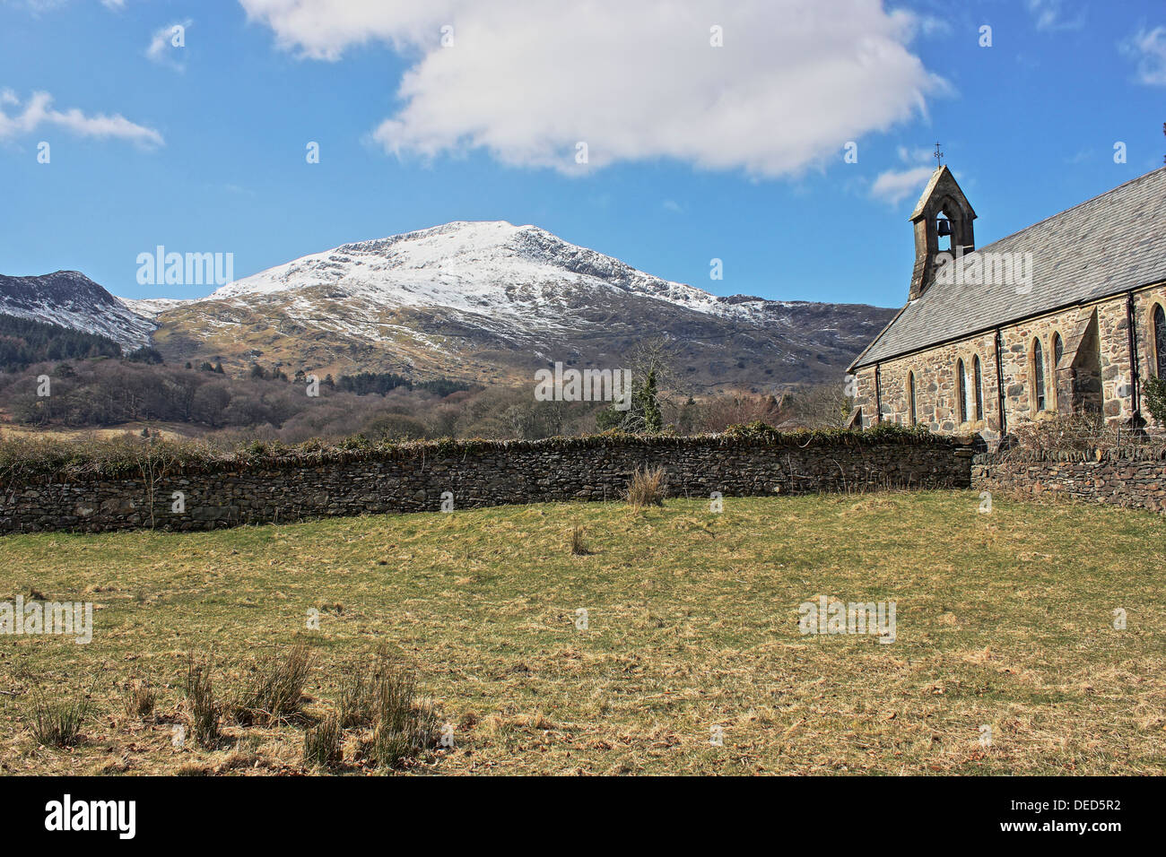 MOEL Hebog Berg und St. Marien Kirche, Beddgelert, Snowdonia, Wales, UK. Stockfoto