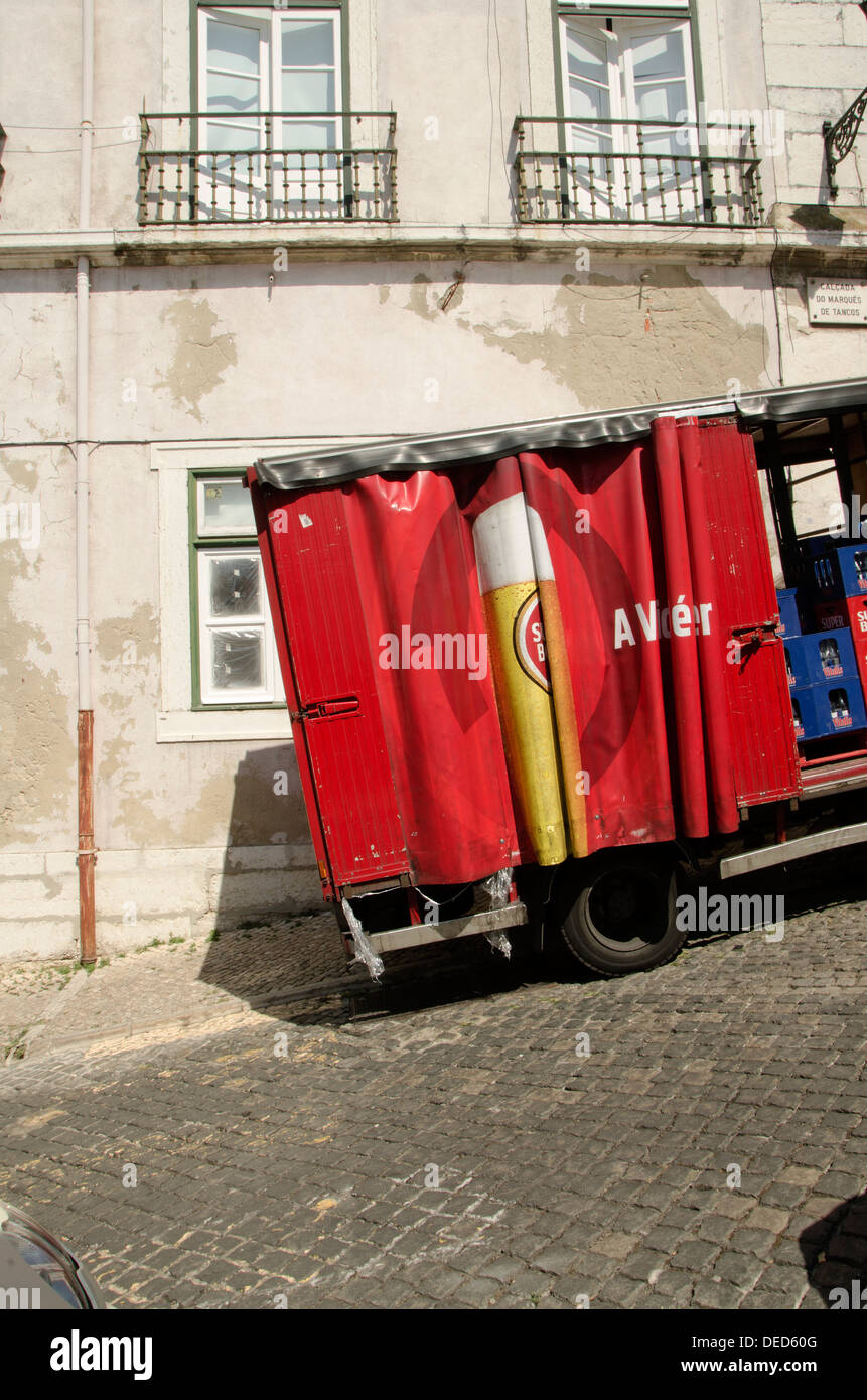 Super Bock Bier LKW geparkt auf einem steilen Hügel in Lissabon Portugal Stockfoto