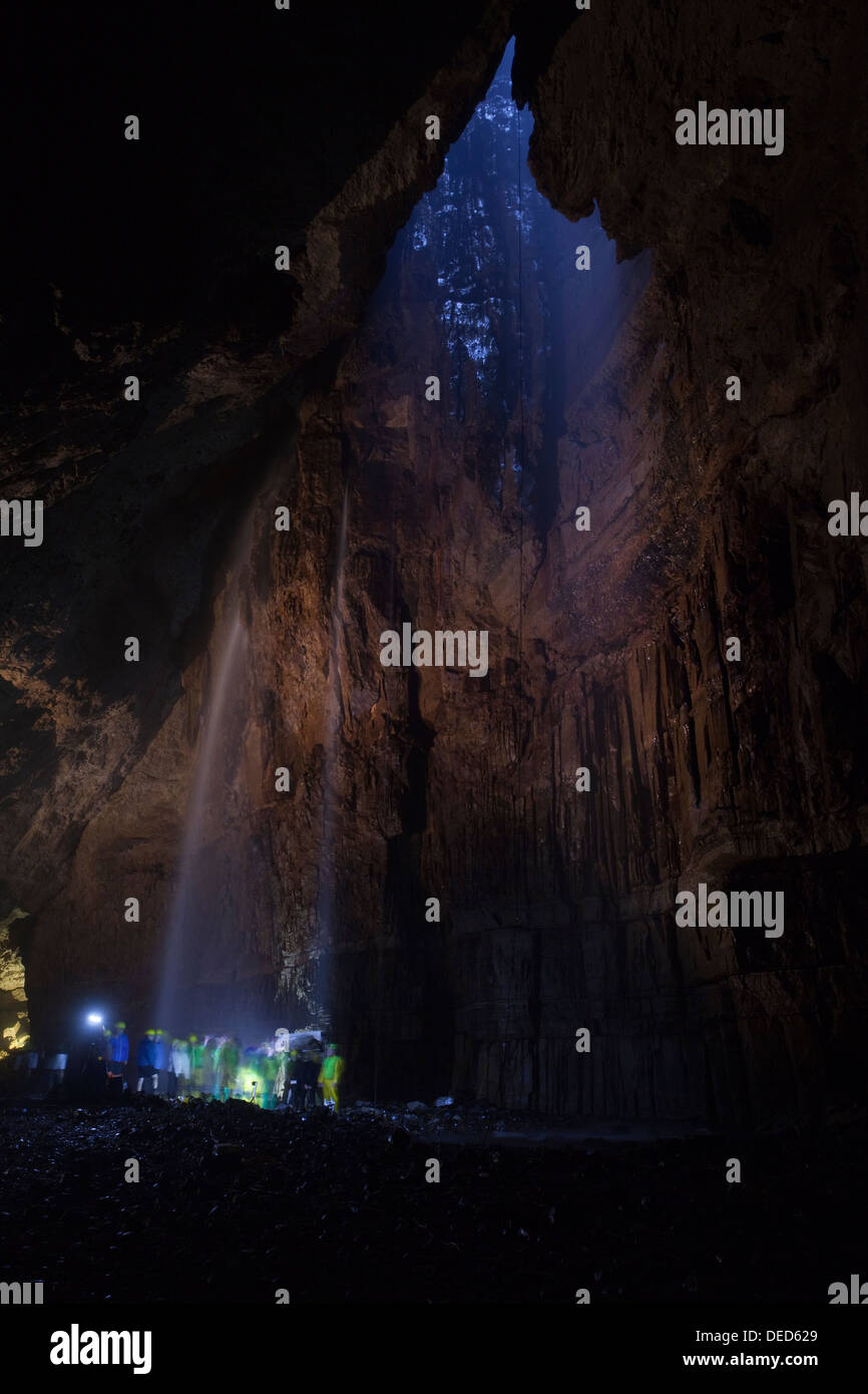 Die Hauptkammer klaffende Ghyll (oder Gaping Gill) in den Yorkshire Dales Stockfoto