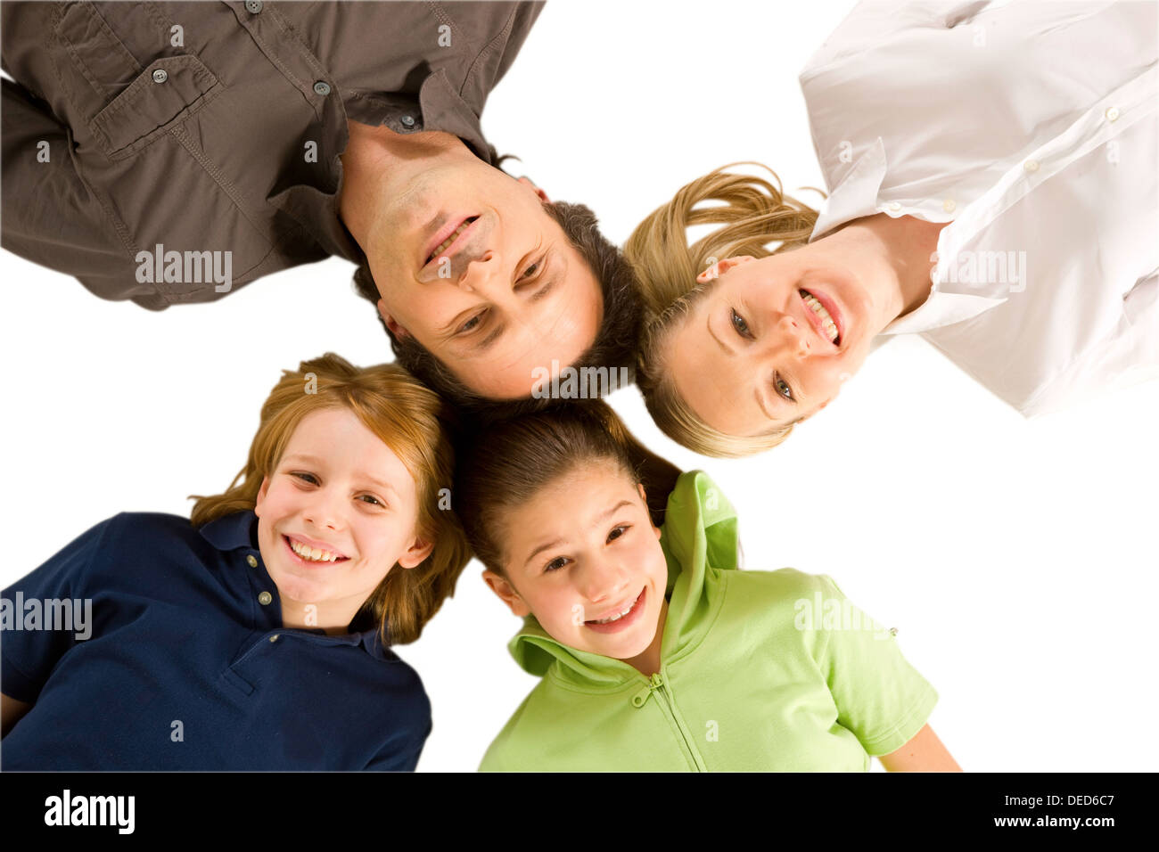drei Generationen Familie auf Boden isoliert auf weißem Hintergrund Stockfoto