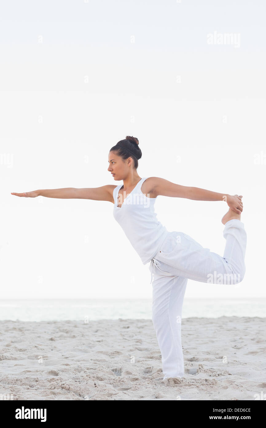 Frau Herr der Tanz-Yoga-pose Stockfoto
