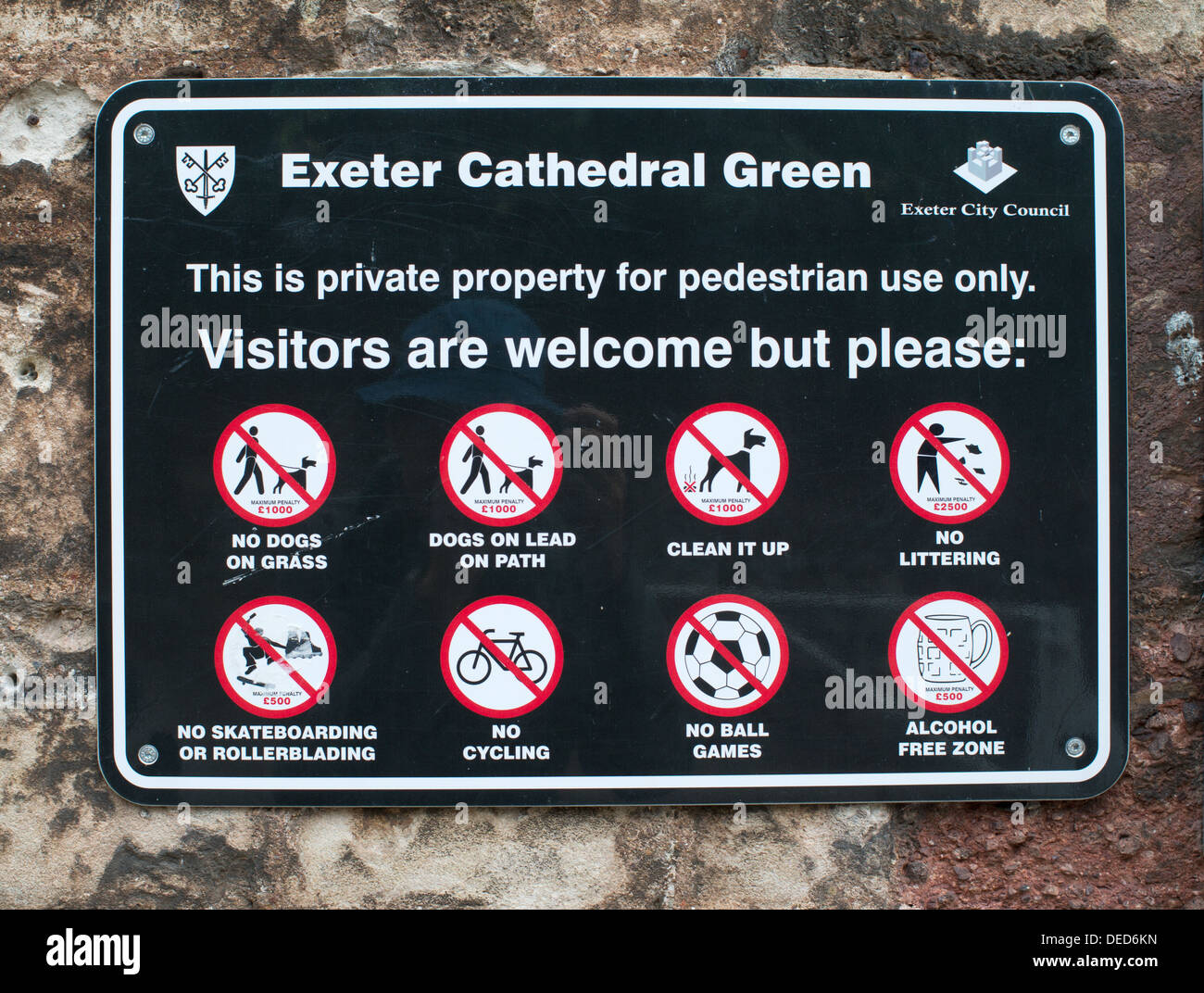Mit Liste der Beschränkungen für die Besucher der Kathedrale von Exeter, Devon, England, Großbritannien Stockfoto