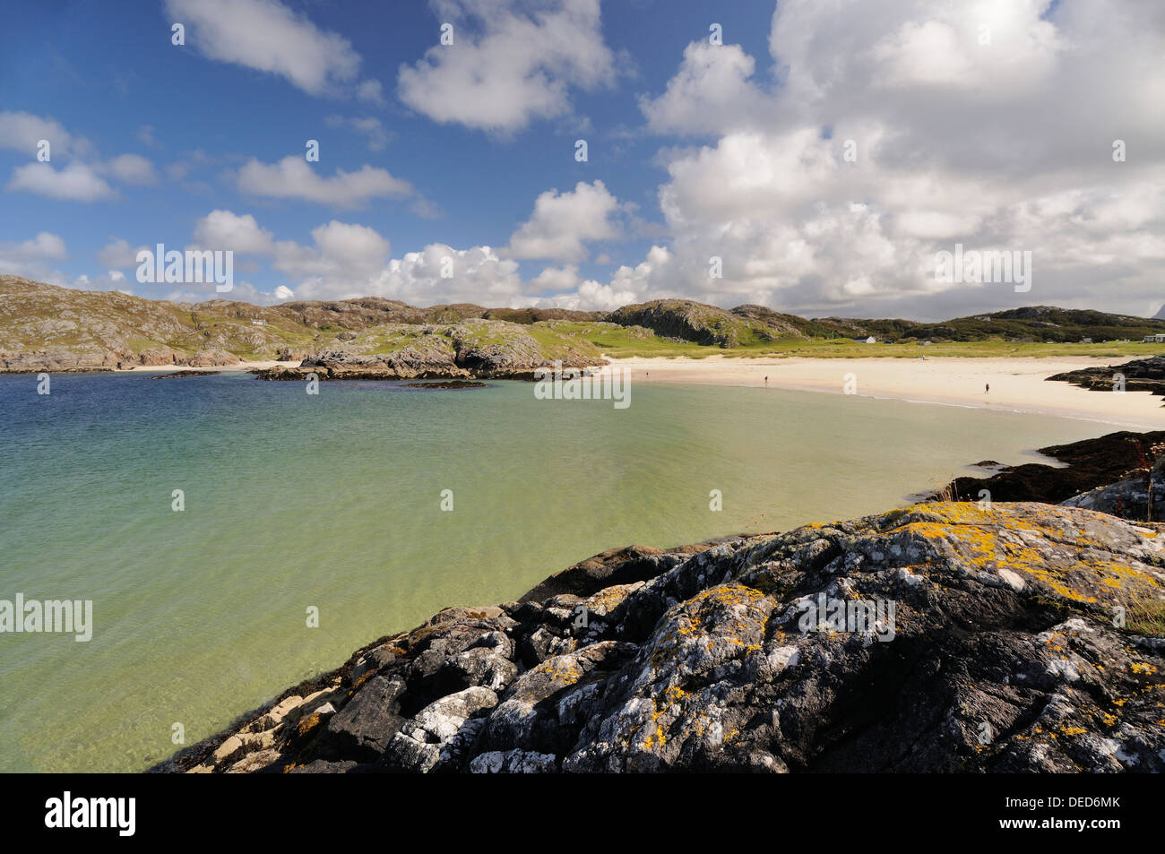 Türkisfarbenes Wasser und weißen Sandstränden von Achmelvich Beach und Bay, Assynt, Sutherland, Nord-West-Schottland Stockfoto