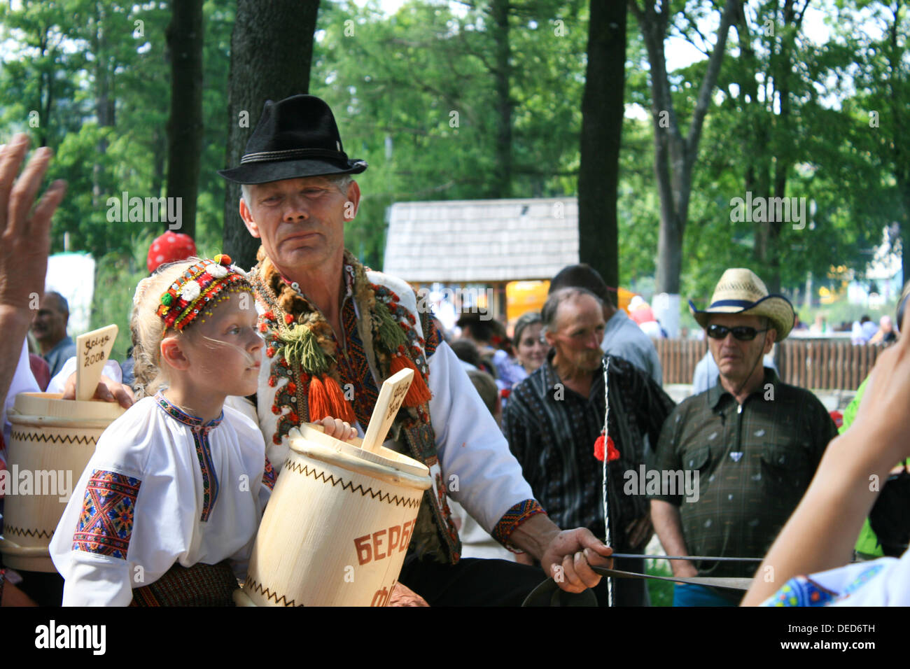 Mann und Mädchen in traditionellen westukrainische Kleid bei einem Dorffest Stockfoto