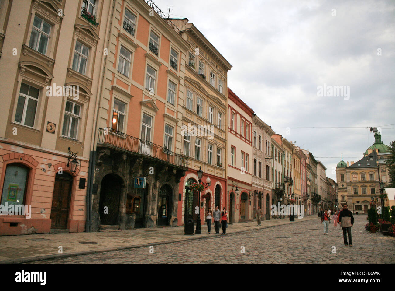 Marktplatz in Lviv, Ukraine, am Nachmittag. Menschen sind herumlungern. Stockfoto