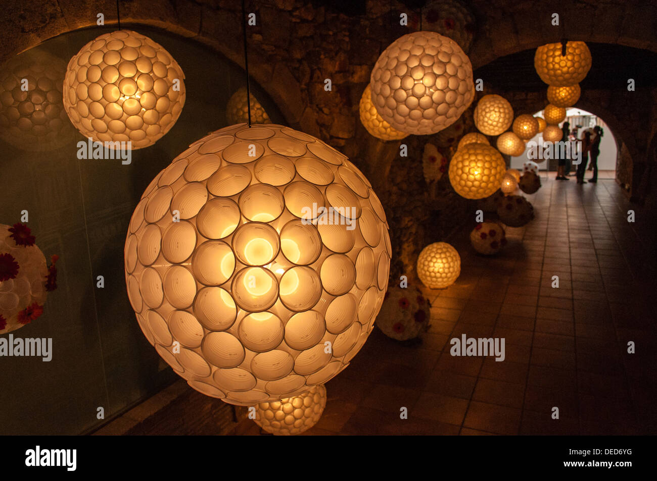 Lampen Recicladoel Material auf dem Festival, Blume Zeit Girona Girona, Katalonien, Spanien Stockfoto